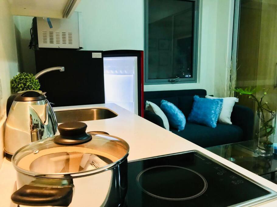 Acqua Private Residence Livingstone Tower Condo Unit With Free Wifi Manila Esterno foto