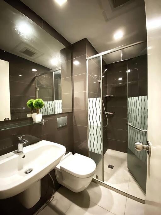 Acqua Private Residence Livingstone Tower Condo Unit With Free Wifi Manila Esterno foto