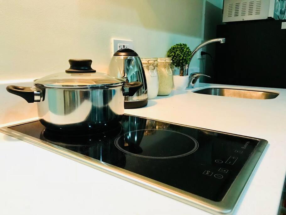 Acqua Private Residence Livingstone Tower Condo Unit With Free Wifi Manila Esterno foto
